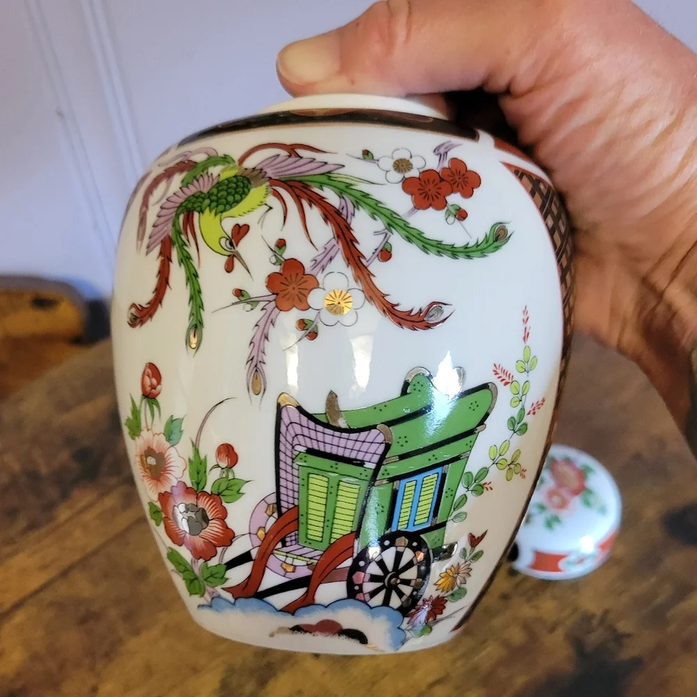 Vintage Japanese Imari hand painted porcelain ginger jar - Picture 5 of 14